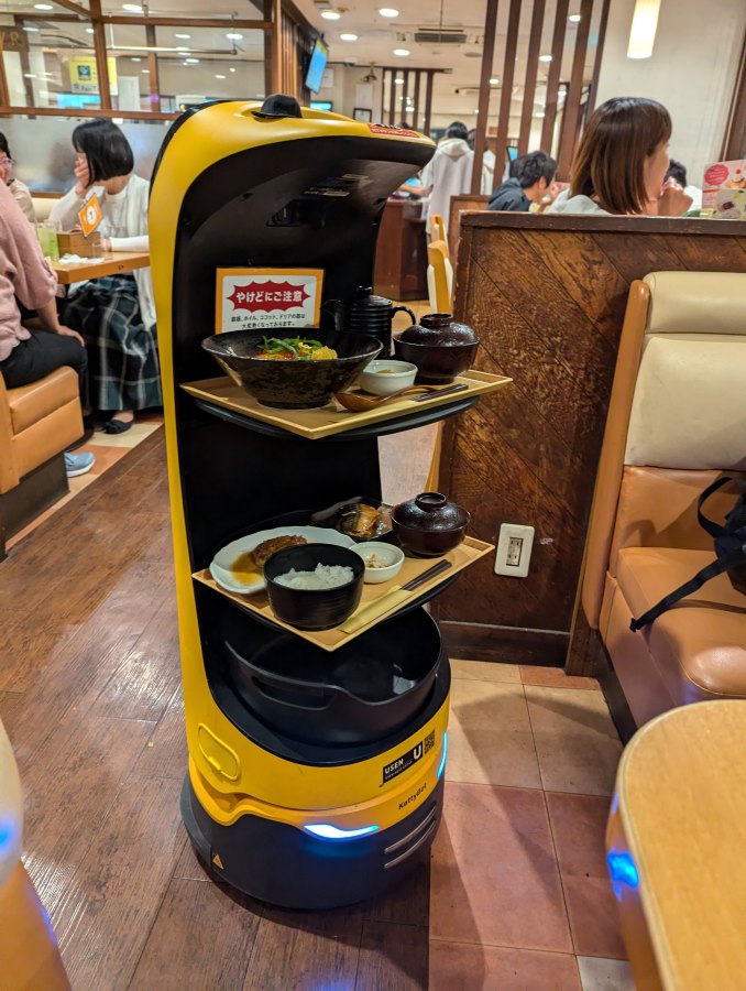 送餐机器人载着餐点在餐厅内送餐