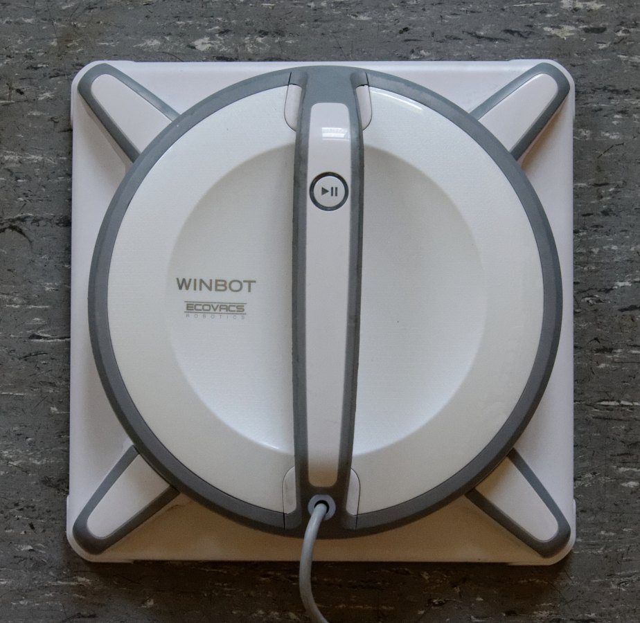 ECOVACS Winbot 洗窗机器人吸附在玻璃上