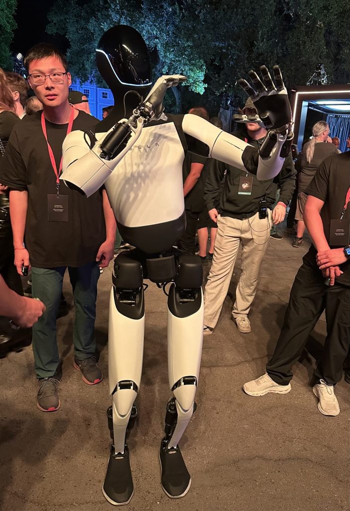 2024 年 We, Robot 活动上正在挥手的 Optimus