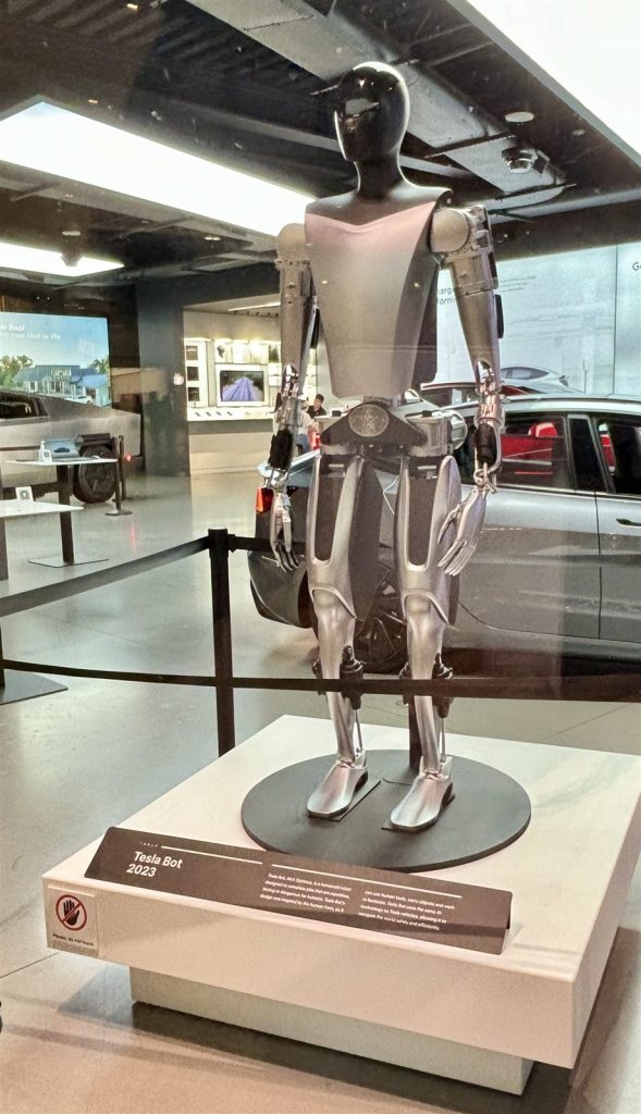 特斯拉门店里用围栏拦起来的 Tesla Bot 展示品