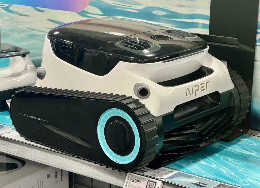 零售货架上的 Aiper 无线泳池机器人