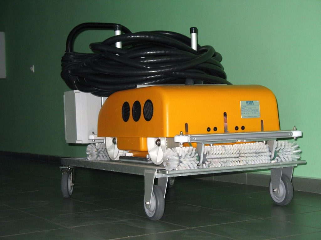 商用泳池清洁机器人与推车、控制箱