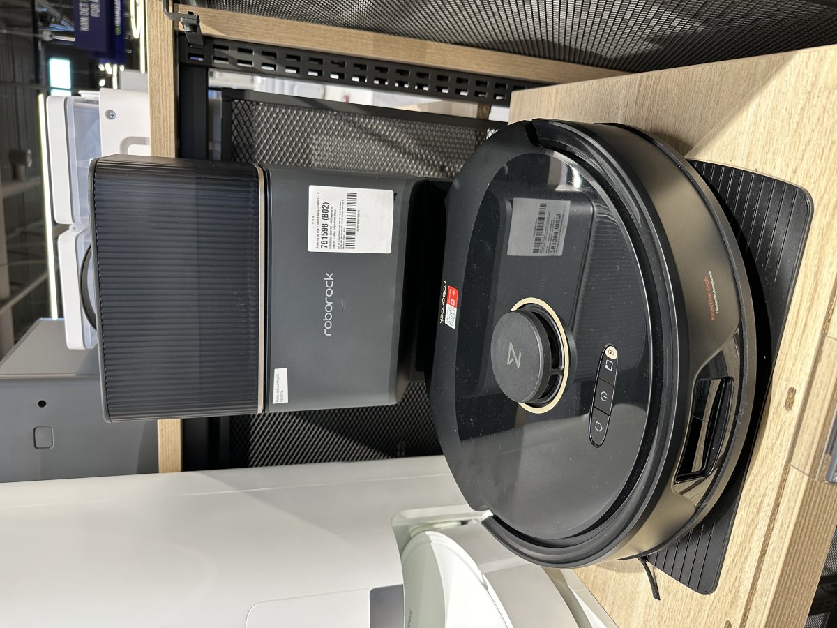 Roborock Q8 Max Plus 扫地机器人与自动集尘基站实机