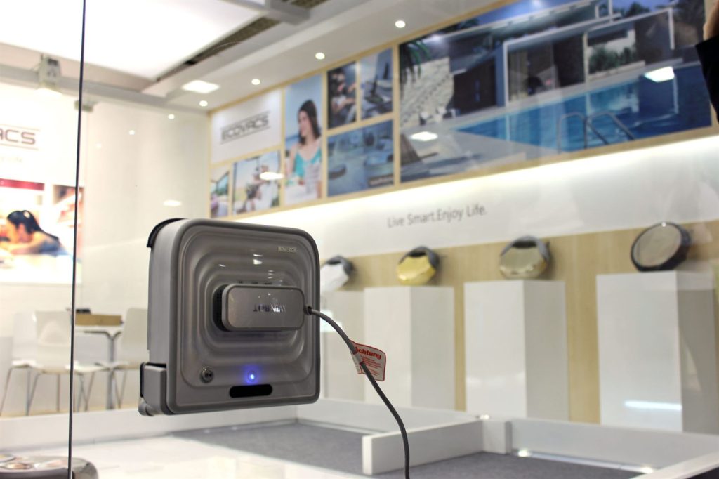 ECOVACS Winbot 洗窗机器人在玻璃上作业