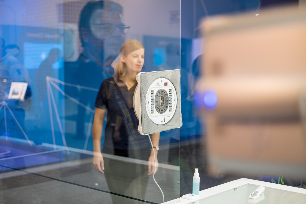 IFA 展会上的 Winbot 洗窗机器人展示