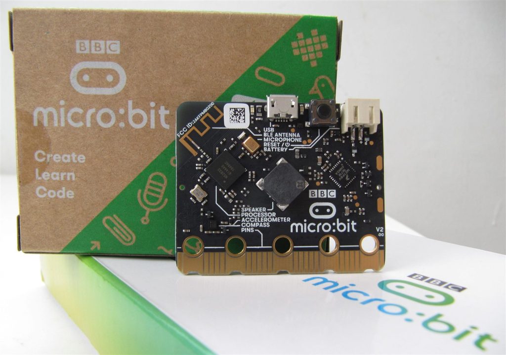 BBC micro:bit V2 主板，板上标出蓝牙天线位置