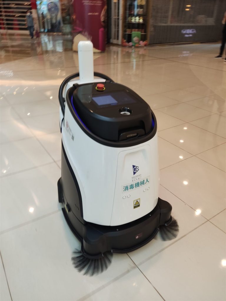 商场里作业中的轮式清洁机器人