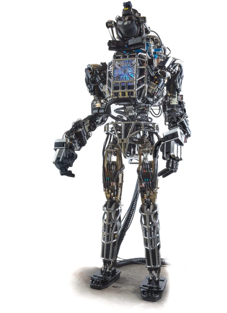 2013 年的 DARPA 人形机器人 Atlas，脚边拖着供电电缆